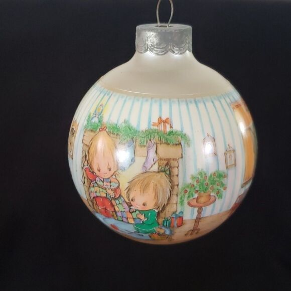 Vintage Hallmark Betsey Clark: Home for Christmas Glass Ball Ornament Dated 1988 - Picture 2 of 13